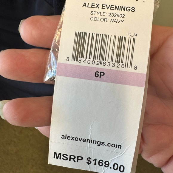 Alex Evenings New Never Worn 
Hidden back zip closure 
Scoop Neck - Picture 5 of 5